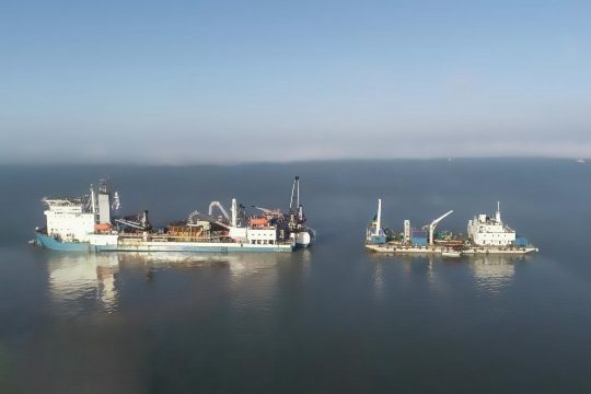 海纜敷設(shè)施工船正在展開作業(yè)預(yù)備